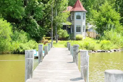 Image de Serene Waterfront Cottage avec quai et vue magnifique.