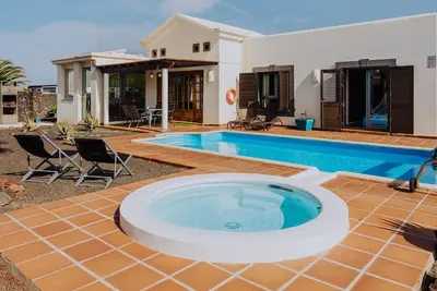 Image de Villa Marina Deluxe Avec Piscine Climatizable Et Jardin 1000m2 Vue Sur L'OCÉAN