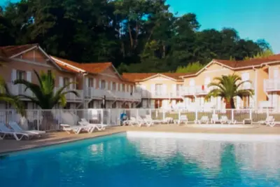 Image de loue T3 avec piscine terrasse plein sud et jardin