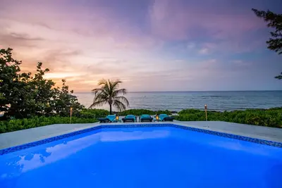 Calypso Blue: Modern Beachfront Villa with Pool and Beautiful Sunsets!