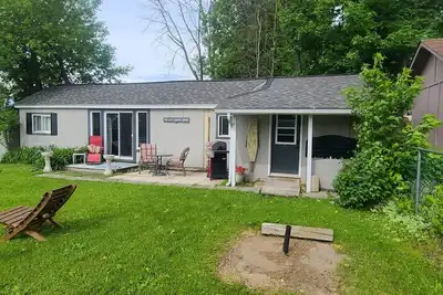 Image de Steps to Georgian Bay, Is this one bedroom Full guest house Hide away.