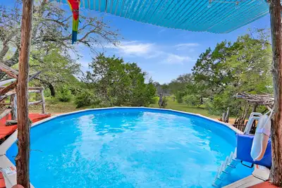 Image de Charmant chalet de 2 chambres avec piscine privée et bain à remous au cœur du Texas Hill Country!