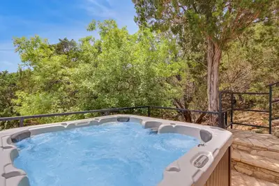 Image de Spacieux 2 chambres 2 salles de bain avec maîtres divisés - Sur le ruisseau Cypress avec bain à remous privé!