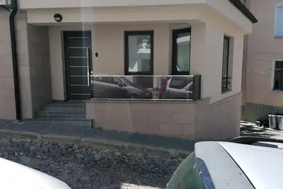 Image de Appartement avec acces personel. Passez Vos vacances dan's une maison situee a quellques pas du centre et de tous les cites historiques a Plovdiv. L'appartement est bien equipe avec tous les electromenagers pour passer une merveilleuse semaine et. A 20.