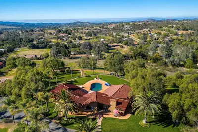 Image de Nouveau! Villa éclectique avec écuries et piscine Adobe Horse!