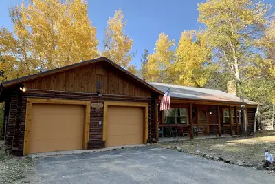 Image de Notre cabane en rondins Rocky Top Vista est située près des pistes - peut accueillir un total de 9 personnes dans ses 3 chambres