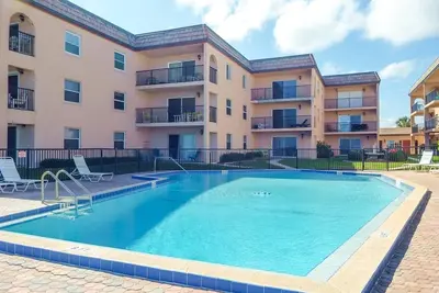 Image de Oceanfront / Poolside Rez-de-chaussée Condo \"The Sweet Spot\"