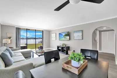Image de Wow, condo au premier étage au bord de l'eau et quai pour bateaux @ Heart of Palm Beach