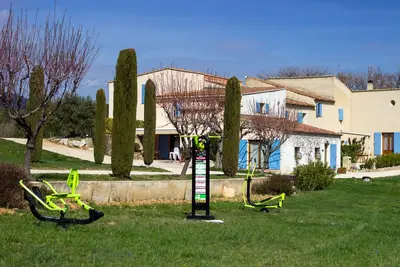 Image de Au pied du Luberon, appartement avec terrasse sur domaine avec piscine