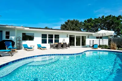 Image de Riverview Breeze - Piscine chauffée, 1 niveau, pour 17 personnes!
