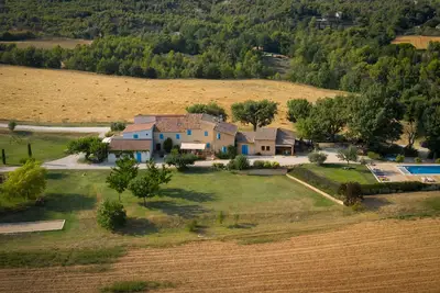 Image de Grand domaine avec piscine privée au pied du luberon