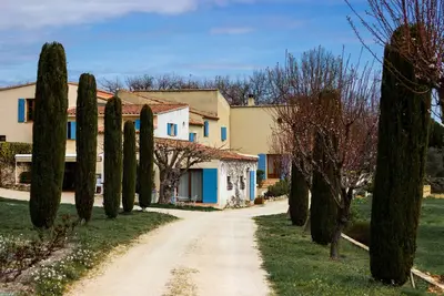 Image de Grand studio dans domaine avec piscine au pied du Luberon