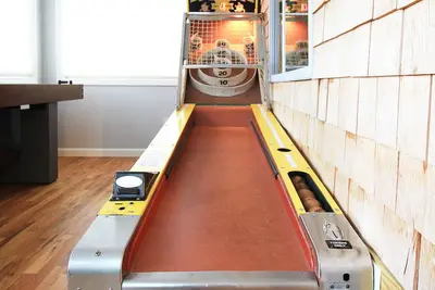 Image de A private escape in historic Oob | Game Room | Vintage Decor | 5min to beach