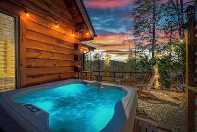 Image de Nouveau! Cabine privée avec salle de jeux, bain à remous, * Wifi * Super emplacement!