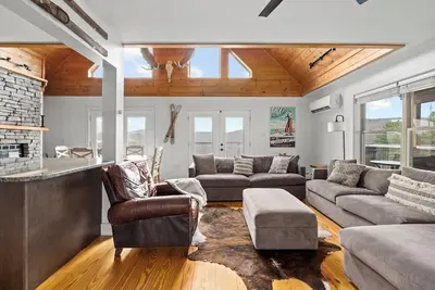 Image de Chalet à flanc de montagne avec bain à remous près de Tanglewood et 4 stations de ski