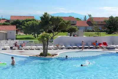 Image de Appartement dans une maison de vacances avec Wifi, piscine, climatisation, Tv, terrasse, parking