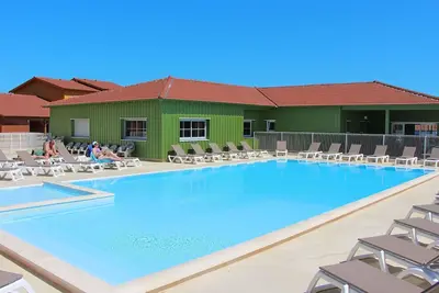 Bel appartement dans une maison de vacances avec Wifi, piscine, climatisation, terrasse, parking