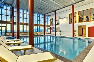 Image de Agréable appartement avec Wifi, bain à remous, piscine, Tv, terrasse, animaux admis et parking