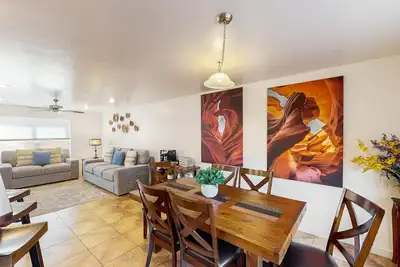 Image de Nouvelle liste! Belle maison de ville avec piscine et bain à remous partagés, aire de jeux pour enfants et plus encore!