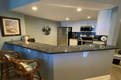 Image de Spectaculaire, luxe, condo direct en bord de mer, piscine, bain à remous, magnifiques vues!