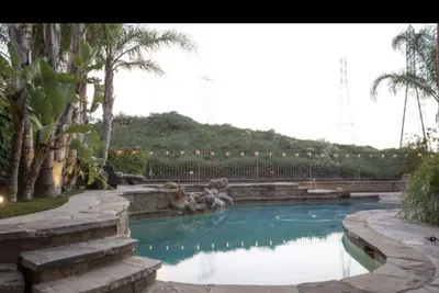 Image de Mediterranean Pool House Exactement derrière Magic Mountain et Hurricane Harbor!