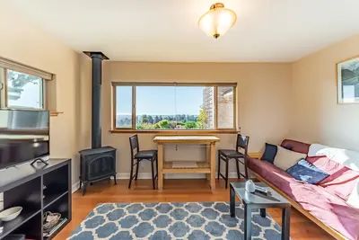 Image de Chalet confortable avec cuisine complète et câble - vue panoramique sur la baie!