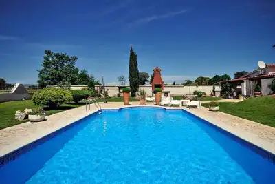 Image de Appartement de vacances avec une piscine extérieure et de la climatisation