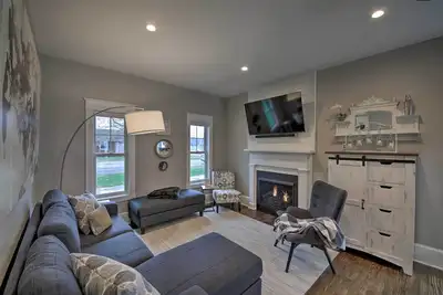 Image de Nouveau! Maison d'artisan rénovée - 5 mi au vignoble!