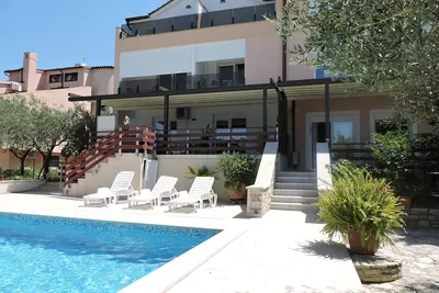 Image de Villa - Appartement Iii (4 + 2); Piscine d'eau salée, climatisation, wi fi