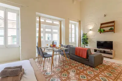 Duplex Singulier et Charmant au Cœur Vibrant de la Vallette - Véritable Perle
