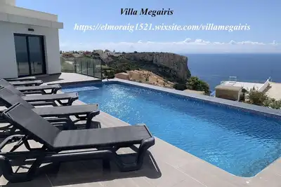 Image de Villa moderne avec accès privé, avec piscine privée offrant de jolie vue sur mer