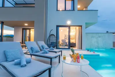 Image de Villa Sara avec piscine à débordement et vue sur la mer