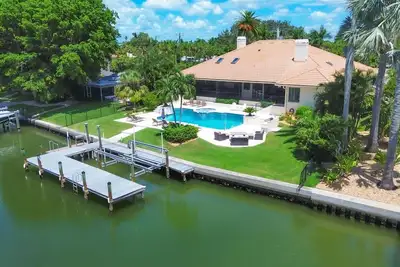 Image de Tout ce dont vous avez besoin pour des vacances parfaites. 4 Br / 3 Ba Lido Canal Home