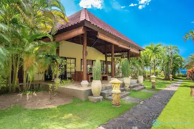 Image de Villa Taman Indah - Immense villa en bord de mer avec accès direct à la plage!