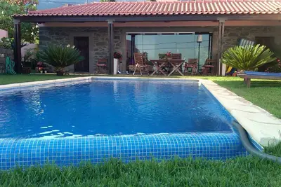 Image de Villa avec piscine et vue sur mer.