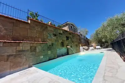 Image de Magnifique Villa IMMERGÉE Dans Le Grand Jardin Des Oliviers Avec Baignoire.