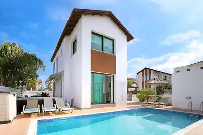 Image de Calliopi - Villa neuve de 4 chambres à distance de marche de la plage d'Ayia Triada