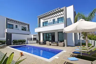 Image de Megan - Villa exceptionnelle de 3 chambres à 50 mètres de la plage dorée de Pernera