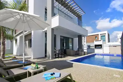 Image de Mey - Exceptionnelle villa 3 chambres à 50 mètres de la plage dorée de Pernera