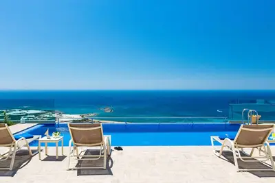 Image de Levanda Villa, 3 Bd, piscine à débordement avec vue imprenable sur la mer
