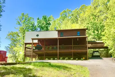 Image de Amazing million dollar Mountain View’s! Hot tub, fire pit, game room.