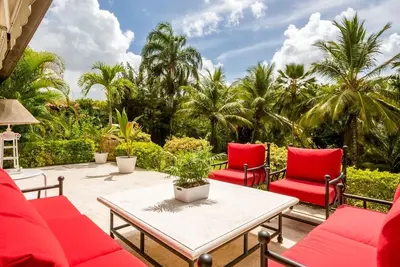 Image de Villa des Caraïbes, couleurs modernes et blanches avec piscine 4 chambres