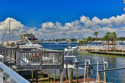 Image de Le paradis des plaisanciers aux pieds nus! 4/2 avec 50 'ft Boat Slip!