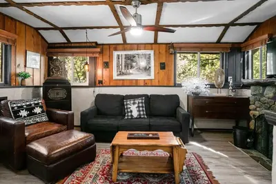 Image de 2 Minutes Away from Town with Large Private Deck!
