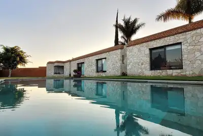 Image de Hermosa casa con ayuda para servir desayuno y comida.
