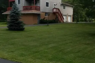 Image de Maison de 3 étages avec foyer et bain à remous, à quelques minutes du circuit de Pocono.