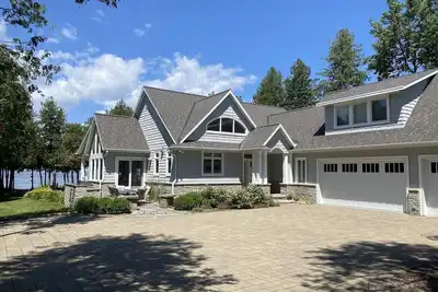 Image de Nouveau! Soyez l'un des premiers à séjourner dans cette magnifique maison au bord du lac.
