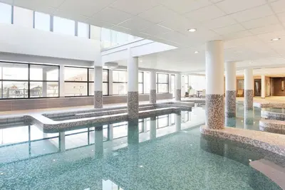 Image de Confortable appartement avec bain Ă remous, Wifi, piscine, Tv, terrasse, animaux admis et parking