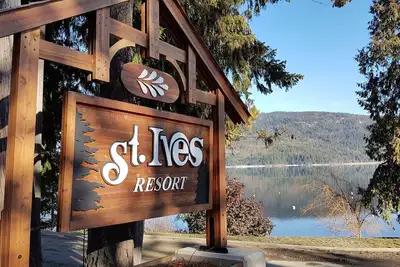 Image de St. Ives Resort, Shuswap Lake - Animaux acceptés, Dock, Kayaks et planches Gratuits, 2 ch