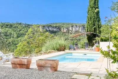 Image de Belle maison de vacances privée pour 6 personnes avec piscine privée, Tv, patio et parking